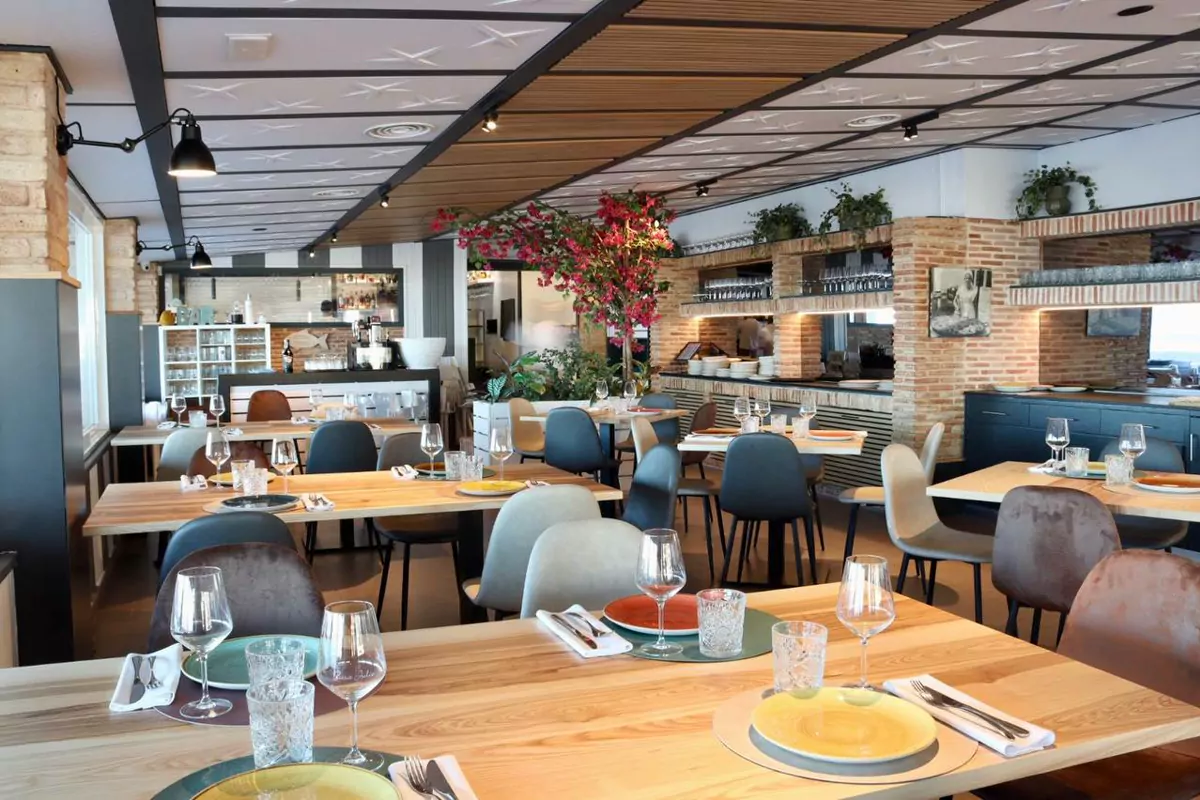 Interior del restaurante Casa Julio frente a la Playa de San Juan
