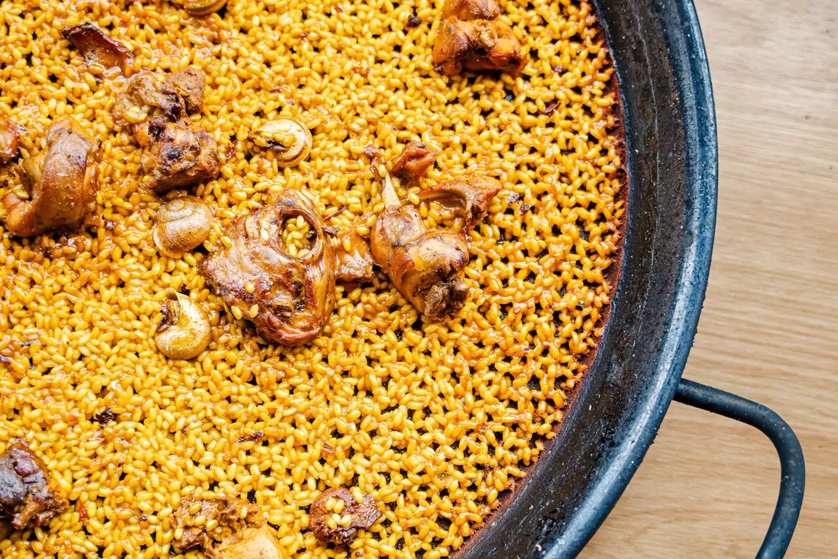 Paella de arroz de La Llar Arròs i Brases en Alicante