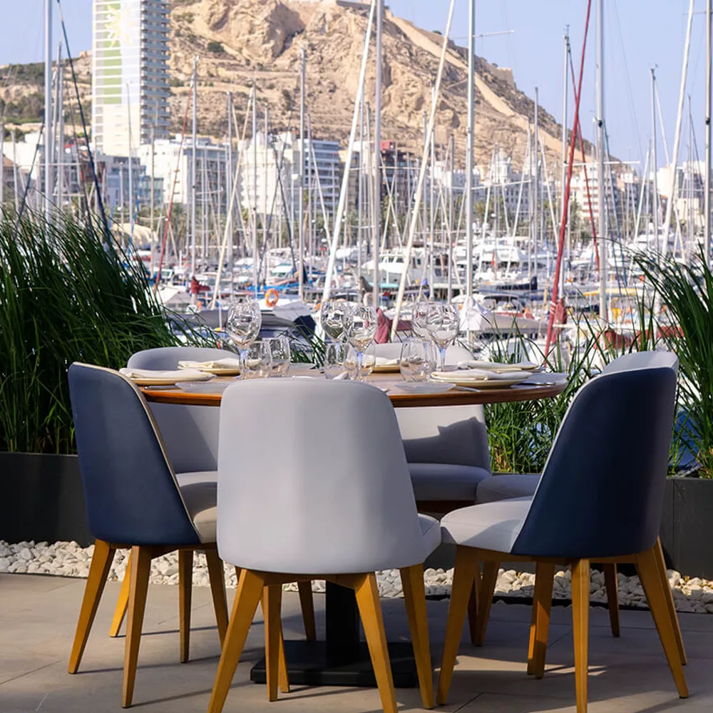 Salón y ambiente del Restaurante Dársena junto al puerto de Alicante