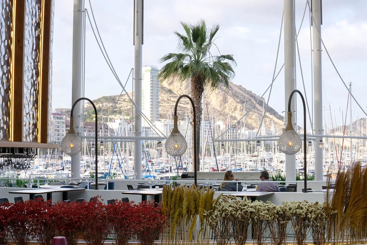 Terraza del Restaurante Dársena con vistas al puerto de Alicante